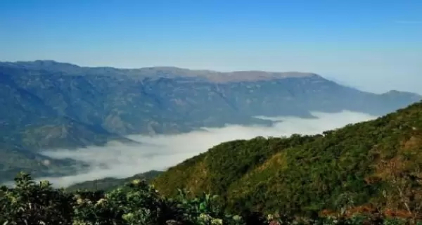 Mirador sobre valles verdes y laderas cultivadas, postal cl�sica de la Sierra Norte.