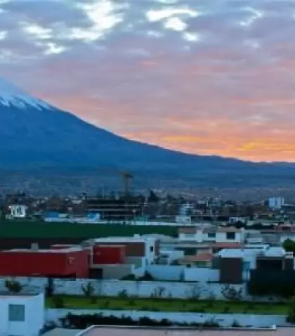 Arequipa desde un mirador con la arquitectura de sillar y los volcanes al fondo.