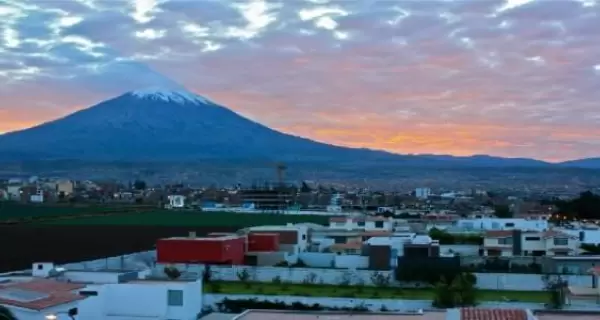 Arequipa desde un mirador con la arquitectura de sillar y los volcanes al fondo.