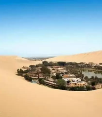 Oasis de Huacachina rodeado de dunas gigantes
