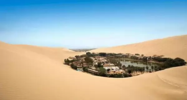 Oasis de Huacachina rodeado de dunas gigantes