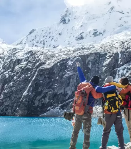 Vista panor�mica de la Cordillera Blanca con la Laguna 69 en primer plano.