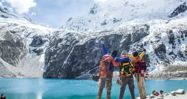 Vista panor�mica de la Cordillera Blanca con la Laguna 69 en primer plano.