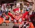 Comparsas coloridas llenan las calles durante el Carnaval de Cuzco.