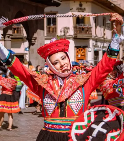 Comparsas coloridas llenan las calles durante el Carnaval de Cuzco.