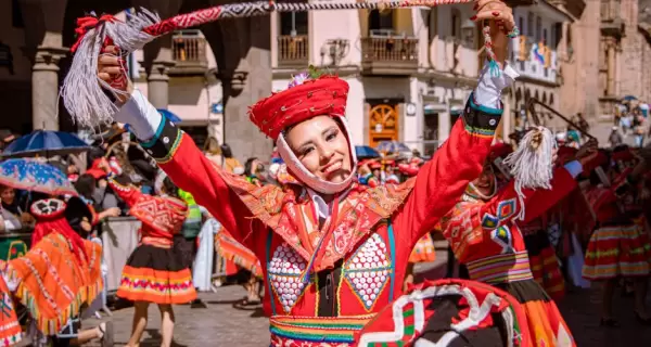 Comparsas coloridas llenan las calles durante el Carnaval de Cuzco.