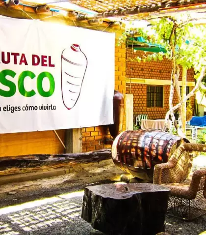 Bodega tradicional en la Ruta del Pisco en Ica, rodeada de vi�edos.