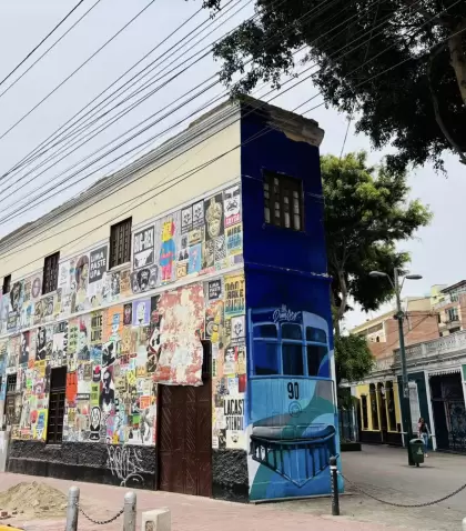 Murales coloridos adornan las calles bohemias de Barranco, Lima.