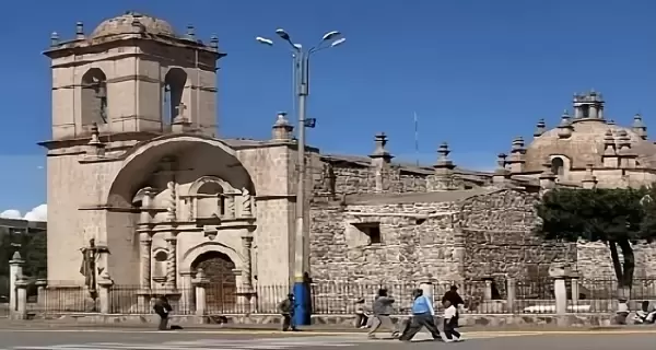 Iglesia Matriz de Santa Catalina en Juliaca, un s�mbolo del legado colonial en el altiplano peruano.