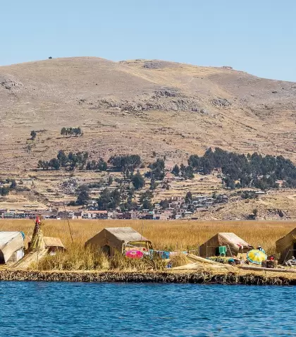 Islas Flotantes de los Uros en el Lago Titicaca, hogar de una cultura ancestral.