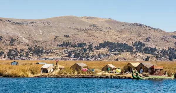 Islas Flotantes de los Uros en el Lago Titicaca, hogar de una cultura ancestral.