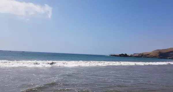 Playa El Tamborero, un rinc�n agreste y escondido en la costa de �ncash ideal para viajeros aventureros.