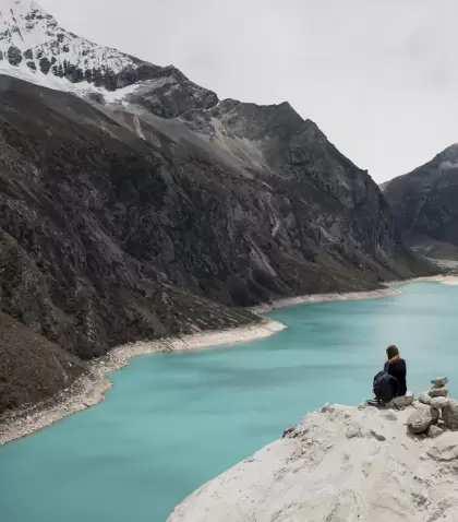 Vista panor�mica de la Laguna 69, con su caracter�stico color turquesa enmarcado por los nevados de �ncash.