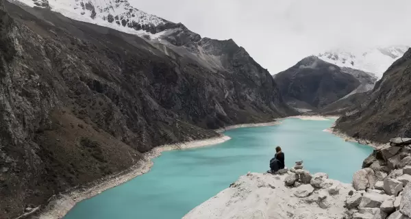 Vista panor�mica de la Laguna 69, con su caracter�stico color turquesa enmarcado por los nevados de �ncash.