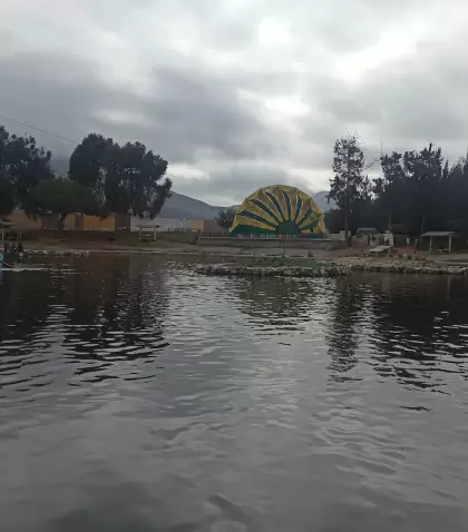 Laguna artificial del Vivero Forestal de Chimbote, un espacio ideal para paseos familiares en la ciudad.