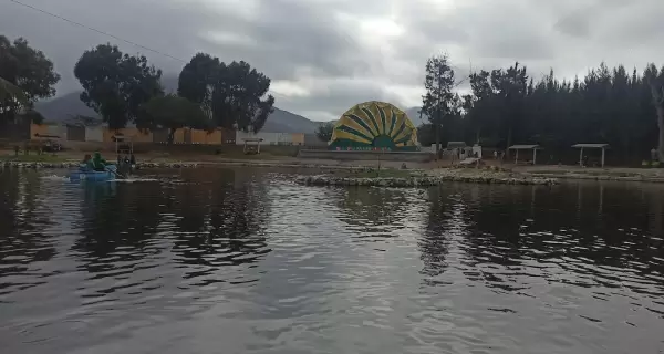Laguna artificial del Vivero Forestal de Chimbote, un espacio ideal para paseos familiares en la ciudad.