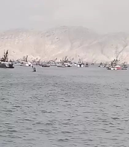Vista desde el mar de Isla Blanca, rodeada de embarcaciones pesqueras frente a las costas de Chimbote.