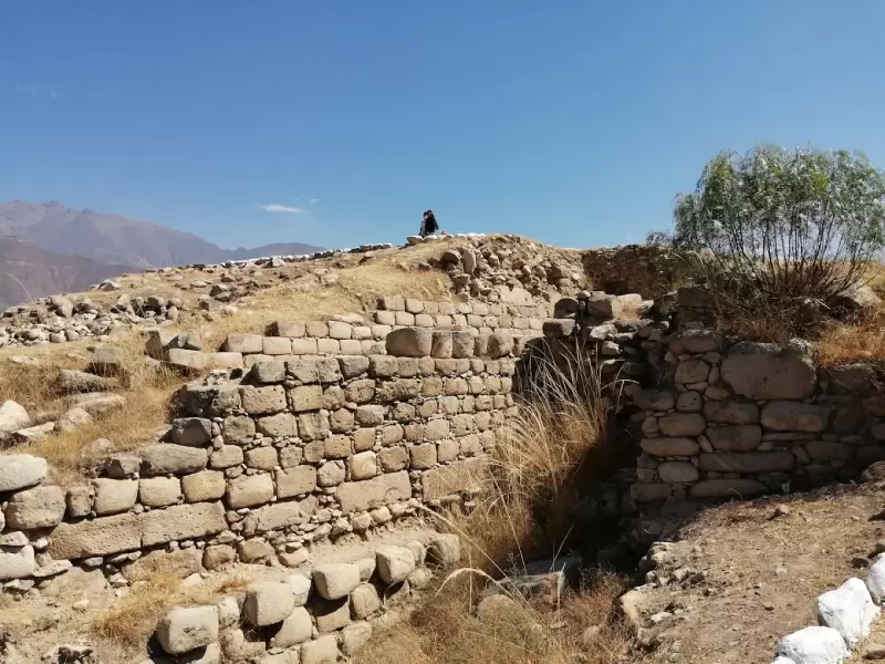Estructura de piedra en el sitio arqueológico de Tumshukaiko, evidencia de planificación arquitectónica temprana en los Andes.