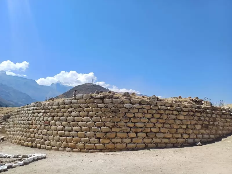 Muro circular característico de Tumshukaiko, un ejemplo del desarrollo urbano andino hace más de 4.000 años.