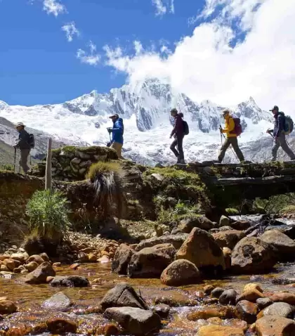 Trekking en la Cordillera Blanca, con vistas imponentes a los nevados y lagunas del Parque Nacional Huascar�n.
