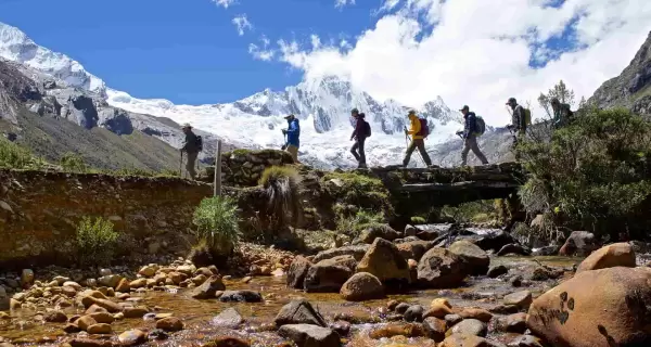 Trekking en la Cordillera Blanca, con vistas imponentes a los nevados y lagunas del Parque Nacional Huascar�n.