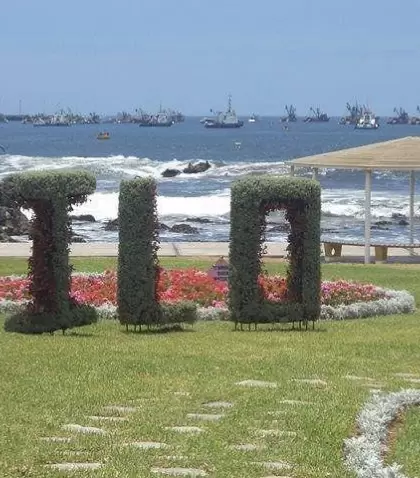 Vista del puerto y costa de Ilo, cerca de la Reserva Nacional.