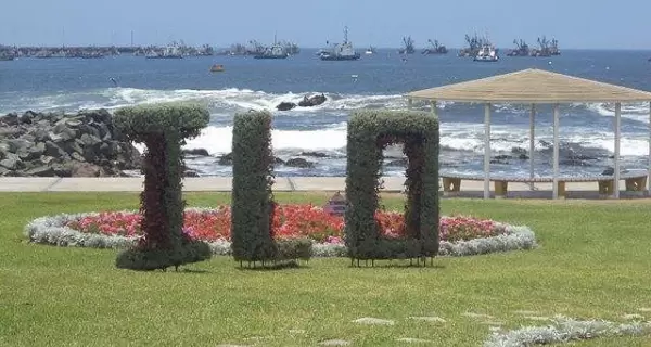 Vista del puerto y costa de Ilo, cerca de la Reserva Nacional.