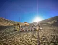 Cena glamping al atardecer en las dunas del desierto de Ica, una experiencia �nica entre arena y estrellas.