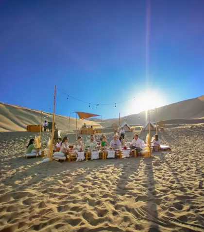 Cena glamping al atardecer en las dunas del desierto de Ica, una experiencia �nica entre arena y estrellas.