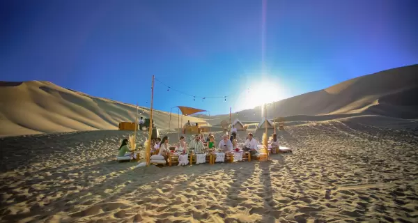 Cena glamping al atardecer en las dunas del desierto de Ica, una experiencia �nica entre arena y estrellas.