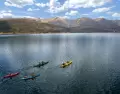 Kayak sobre la Laguna de Piuray en Cusco, rodeado de monta�as y paisajes andinos.