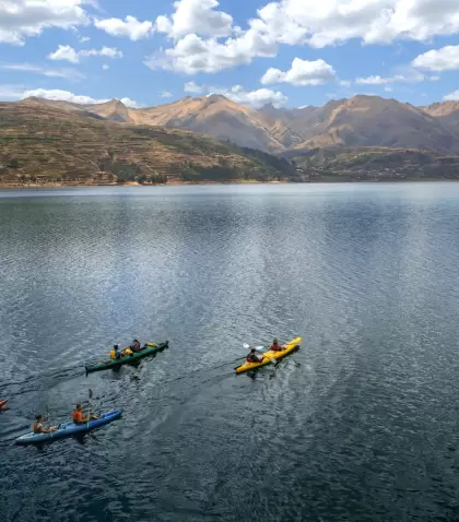 Kayak sobre la Laguna de Piuray en Cusco, rodeado de monta�as y paisajes andinos.
