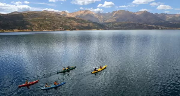 Kayak sobre la Laguna de Piuray en Cusco, rodeado de monta�as y paisajes andinos.