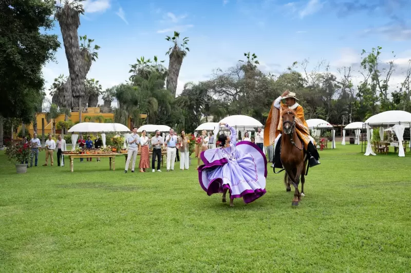 Exhibición de marinera y caballo peruano de paso en el Fundo Mamacona, una joya cultural en Lima.