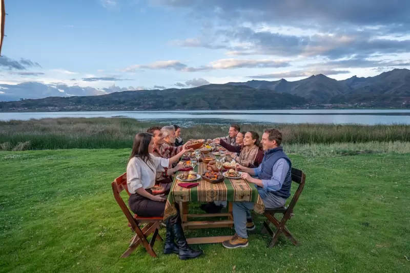 Cena frente a la Laguna de Piuray, una experiencia gourmet con ingredientes andinos y paisajes únicos.