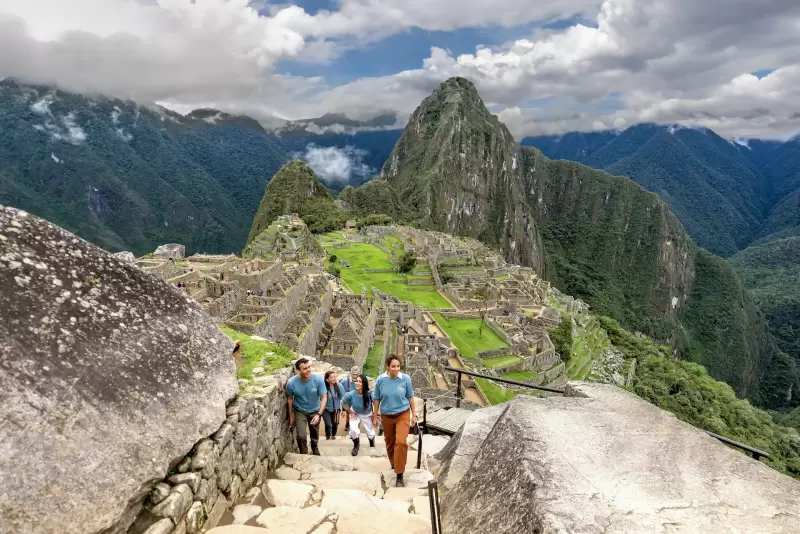 Grupo ascendiendo a Machu Picchu, una de las maravillas del mundo y destino imperdible del Perú.