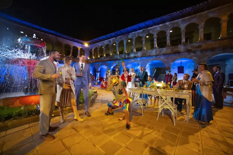 Noche de gala en el Museo de Arte Contemporáneo de Cusco, donde el arte y la tradición se celebran con elegancia.
