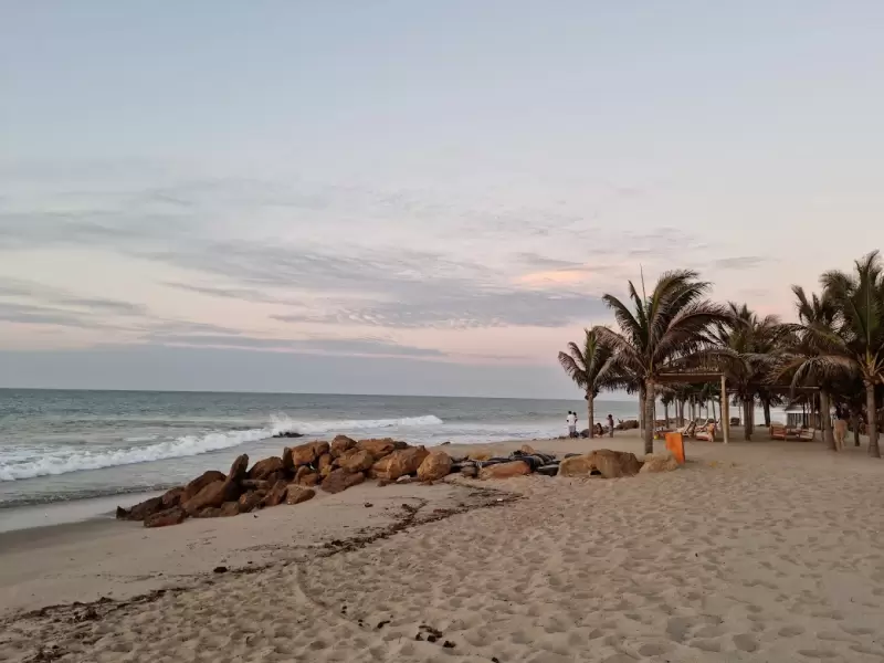 Arena clara y mar tranquilo en Punta Camarón, Tumbes