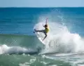 Surfistas en acci�n sobre la potente ola izquierda de Playa Caballero