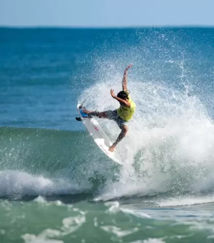 Surfistas en acci�n sobre la potente ola izquierda de Playa Caballero