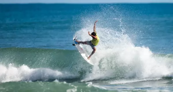 Surfistas en acci�n sobre la potente ola izquierda de Playa Caballero