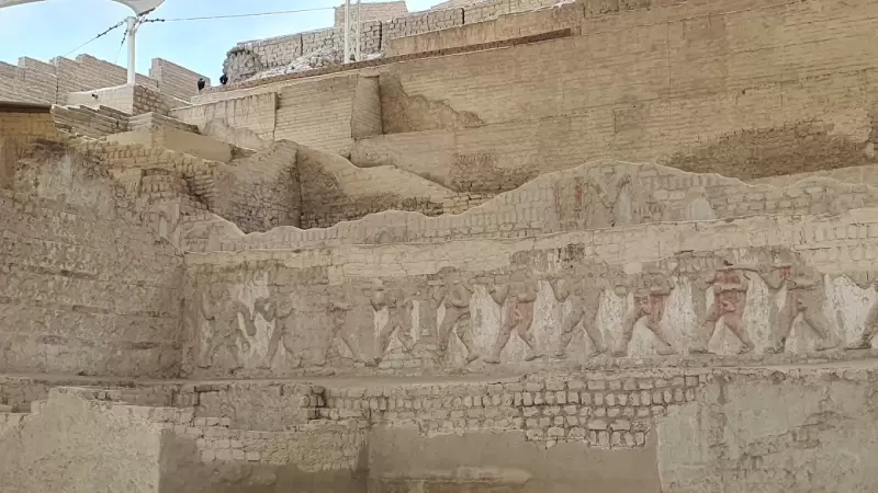 Murales mochicas en alto relieve en Huaca Cao Viejo, con representaciones ceremoniales de guerreros