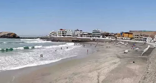 Playa Central, también llamada Playa Negra por el color de su arena