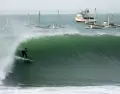 Surfista sobre la ola de Cabo Blanco, una de las m�s famosas del mundo