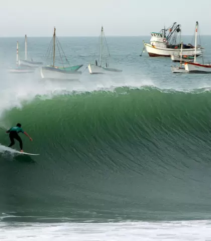 Surfista sobre la ola de Cabo Blanco, una de las m�s famosas del mundo