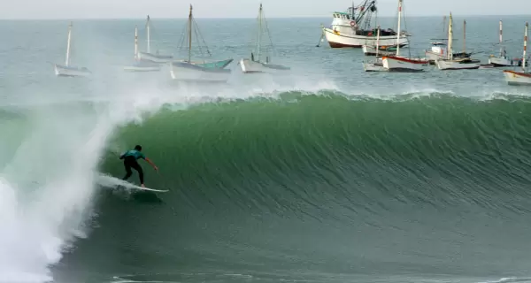 Surfista sobre la ola de Cabo Blanco, una de las m�s famosas del mundo