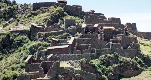 Vista a�rea de las terrazas y recintos ceremoniales en las ruinas de Pisac
