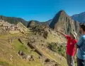 Turistas disfrutando de Machu Picchu