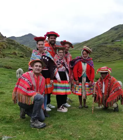 Familia quechuas de Patacancha mostrando sus tejidos a mano con t�cnicas ancestrales.