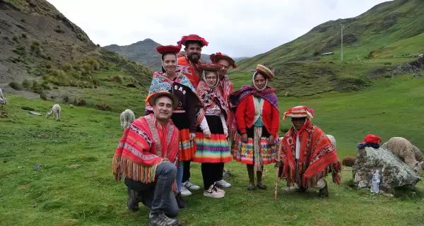 Familia quechuas de Patacancha mostrando sus tejidos a mano con t�cnicas ancestrales.